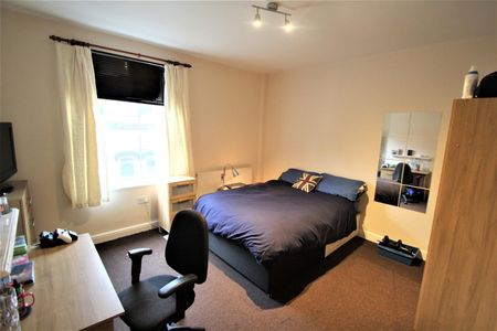 6 bedroom terraced house to rent - Photo 3
