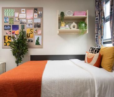 Extra Large High Double Ensuite: Three Bed Flat - Photo 5