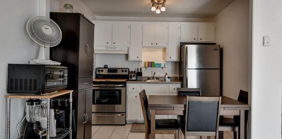 JOLI 3 1/2 RÉNOVÉ TOUT BÉTON - LIBRE - Photo 2