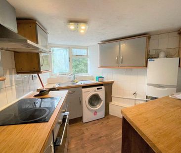 Roundhill Crescent - Photo 4