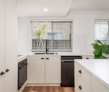 Spacious Townhouse Living in the Heart of Burleigh Waters - Photo 6
