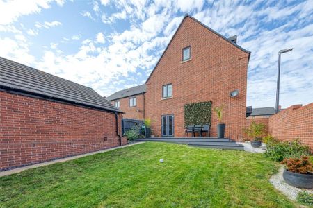 5 bedroom detached house to rent - Photo 2