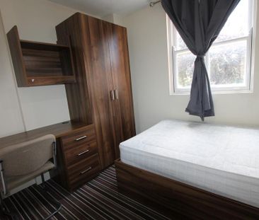 3 bedroom flat to rent - Photo 2