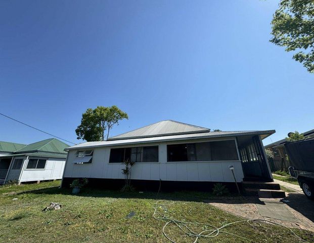 CHARMING 4 - BEDROOM COTTAGE IN TAREE CLOSE TO THE HOSPITAL - Photo 1