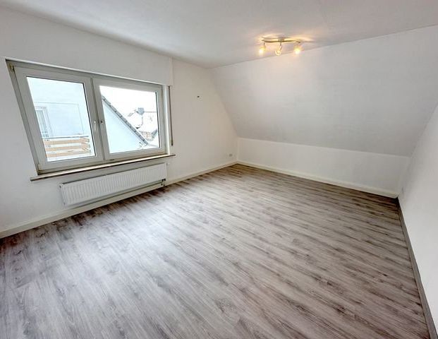 SCHADE IMMOBILIEN - Renovierte 5,5-Zimmerwohnung mit Balkon im Dachgeschoss zu vermieten! - Photo 1