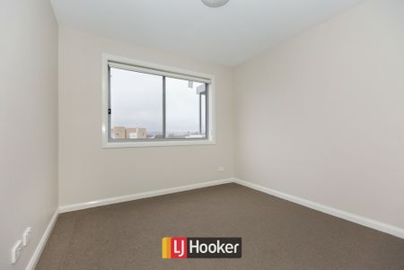 Top floor unit with 2 car spaces! - Photo 4