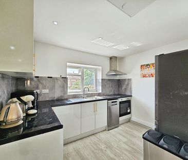 Elizabethan Close, Stanwell, Staines-upon-Thames, Surrey, TW19 7QL - Photo 2