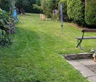 Mature landlady seeking mature professional female - Photo 1