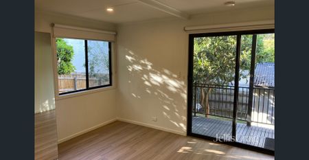 Hipster Charm In Eltham - Photo 5