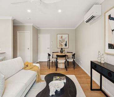 6 min Walk to Train station - Clean and Modern 4-bedroom townhouse - Photo 3