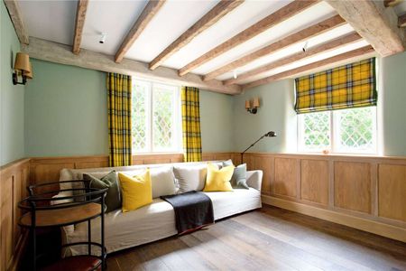 A stunning country retreat situated in the heart of the popular village of Swinbrook - Photo 2