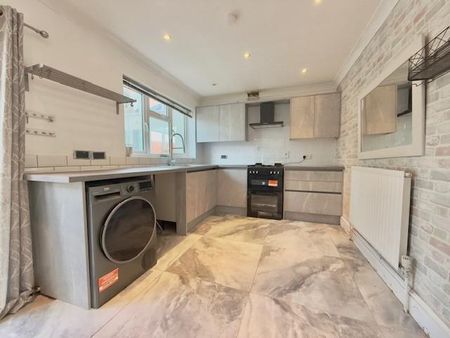 3 bedroom end of terrace house to rent - Photo 4
