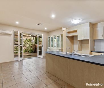 Prestigious 2 Bedroom Townhouse in Kensington! - Photo 6