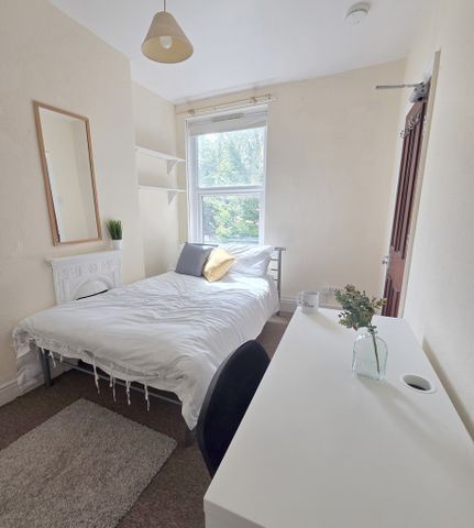 4 Bedroom Mid Terraced House - Photo 3