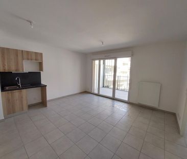 location Appartement T2 DE 38.7m² À ARLES - Photo 2