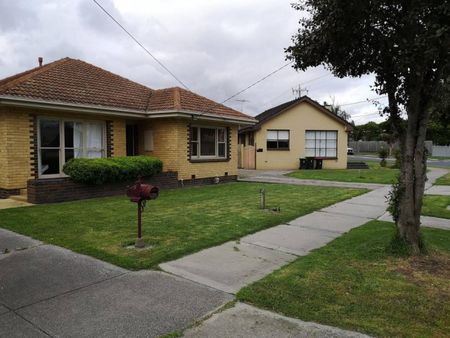 3 Bed House For Lease in Mordialloc: within 1km to the beach! - Photo 3