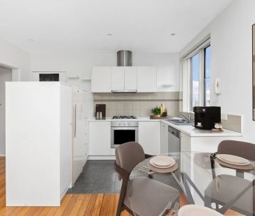 Spacious & Stylish One-Bedroom Apartment in Prime St Kilda Location - Photo 3