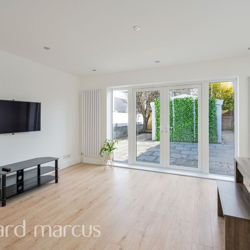 Kingston Road, Kingston Upon Thames - Photo 1