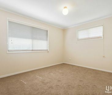 Charming 3-Bedroom Home with Spacious Backyard - Photo 4