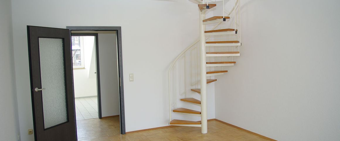 - Dachgeschosswohnung über zwei Etagen mit Balkon und Parkett - Foto 1