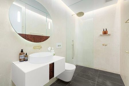 Modern 3-Bed Apartment with Parking in the Heart of Sydney - Photo 2