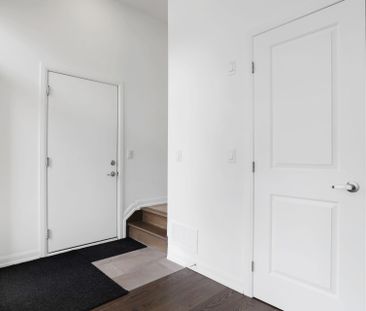 For Lease - 2710 Draper Avenue, Parkway Park - Queensway Terrace S ... - Photo 1