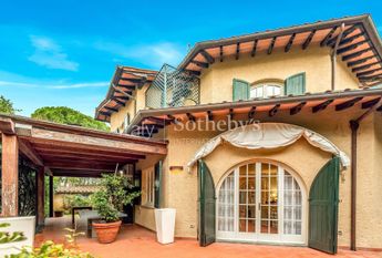 Elegante villa con giardino a due passi dal mare