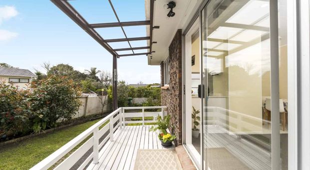 West Is Best – Cozy 2-Bedroom Standalone Home with Spacious Living - Photo 1