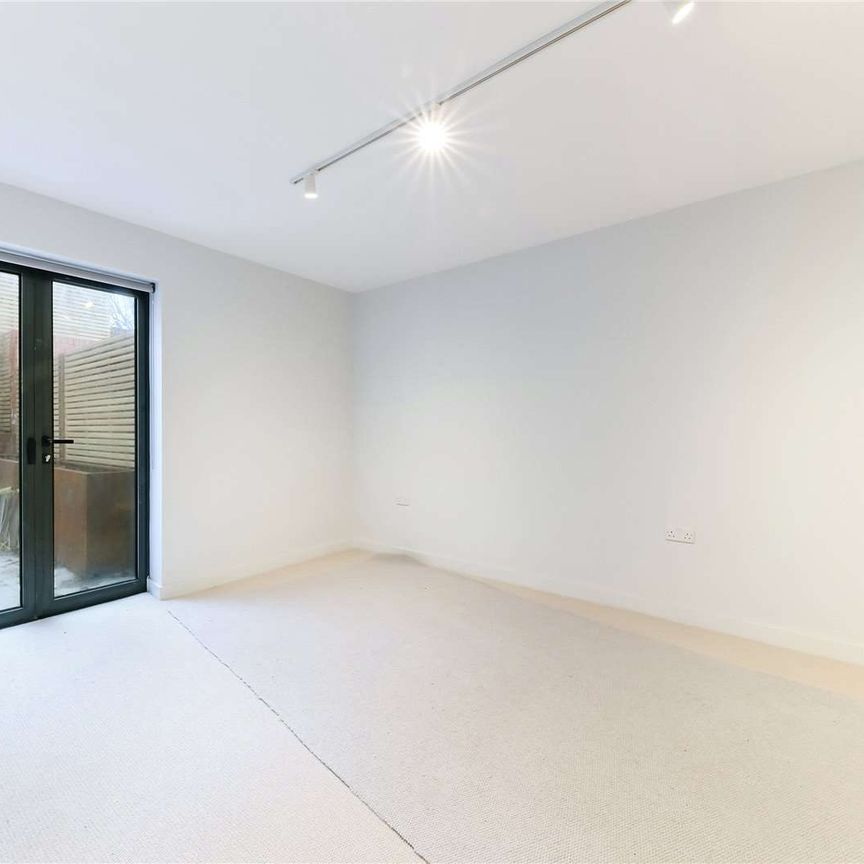 Beautifully presented 1 bedroom ground floor apartment in this gorgeous new block. - Photo 1