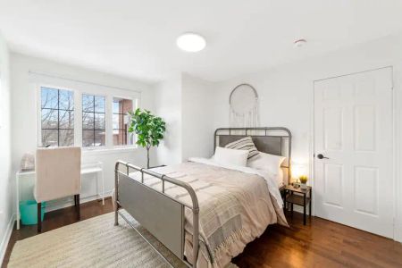 Home Away from Home - 3 bedroom, 2 bathroom with 2 floors - Photo 5