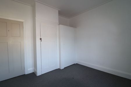Stylish Mount Victoria Flat - Photo 2