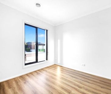 Charming 3-Bedroom Residence in Tarneit - Photo 5