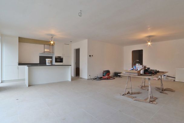 Gelijkvloers nieuwbouwappartement met tuin en parking te huur! - Photo 1