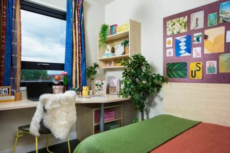 Medium High Double Ensuite: Two Bed Flat - Photo 4