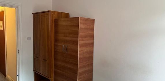 Room in a Shared House, Hampton Road, IG1 - Photo 2