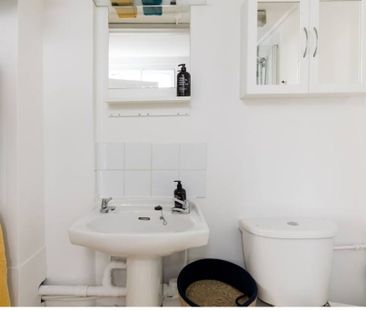 Studio Flat, Old Compton Street, W1D - Photo 5