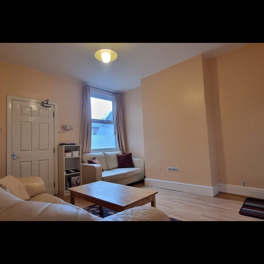 4 Bed Terraced House, City Road, NG7 - Photo 1