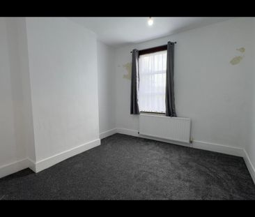 3 Bed Terraced House, Ladysmith Avenue, IG2 - Photo 4