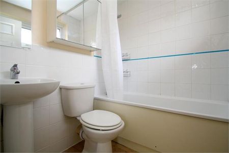 4 bedroom end of terrace house to rent - Photo 5