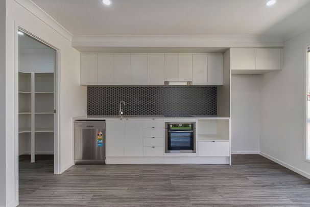 Modern 3-Bedroom Duplex in Stoneleigh Reserve - Photo 1