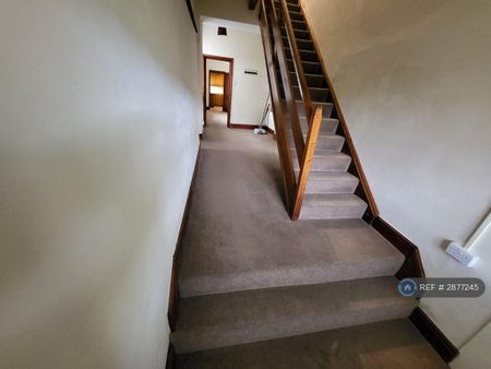 3 bedroom semi-detached house to rent - Photo 3