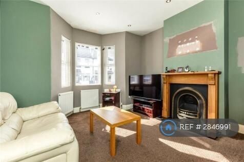 4 bedroom semi-detached house to rent - Photo 1