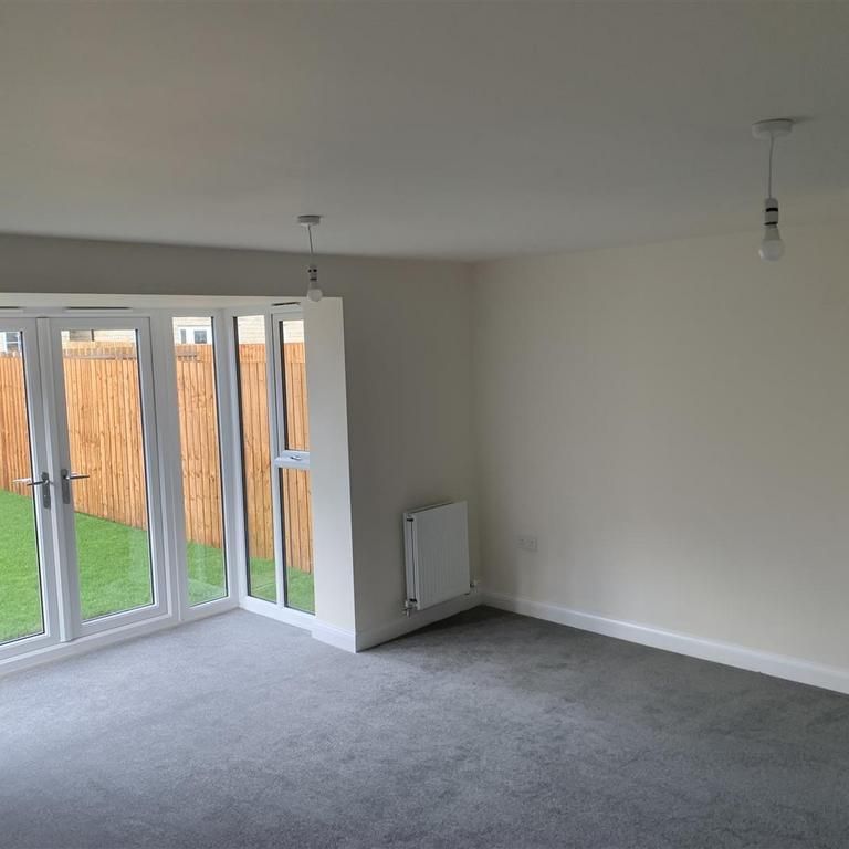 4 bedroom semi-detached house to rent - Photo 1