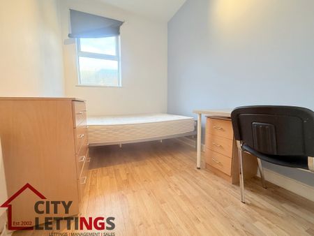 8 Bedroom Mid Terraced House - Photo 4
