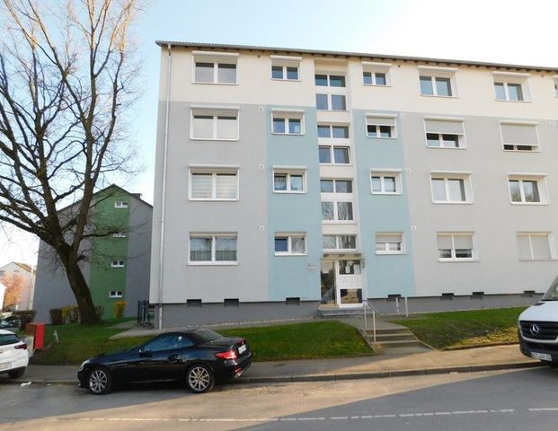 Schön aufgeteilte 3-Zimmer-Wohnung mit großem Wohnzimmer und Balkon im modernisiertem Haus! - Photo 1