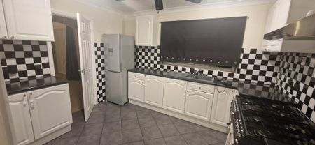 3 bedroom detached house to rent - Photo 2