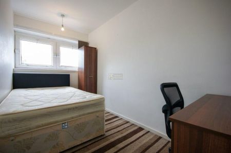 3 bedroom flat to rent - Photo 3
