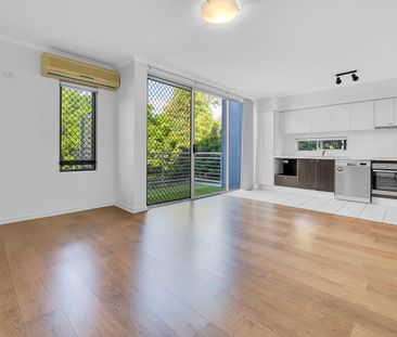 Stylish, low-maintenance apartment with pool in a secure complex of... - Photo 4