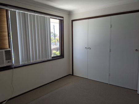 Two Bed Townhouse With Air Conditioning - Photo 2