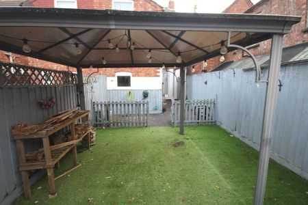 3 bedroom end of terrace house to rent - Photo 2